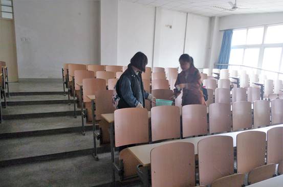 best365官网阳光青协l雷锋月3月5日清扫教二教室 (2)