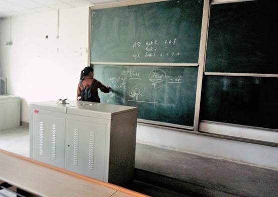 best365官网阳光青协l雷锋月3月5日清扫教二教室 (3)